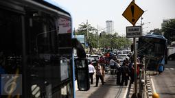 Sebuah bus gandeng TransJakarta menabrak pagar pembatas jalan di Jalan Gunung Sahari, Jakarta, Selasa (6/9). Bus dengan nomor polisi B 7546 IX itu kemudian langsung dievakuasi kepilisian dan Dishubtrans DKI Jakarta. (Liputan6.com/Faizal Fanani)