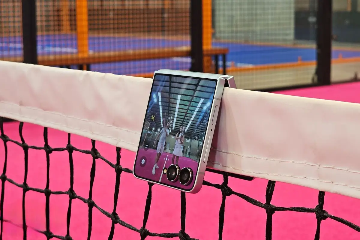 Flexing Raket dan Skill Padel Berkat Kecanggihan Gemini AI di Samsung Galaxy Z Flip 7