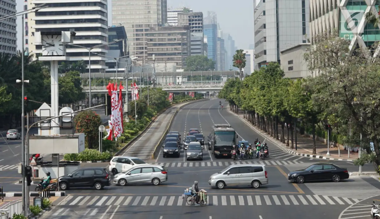 Kendaraan melintas di kawasan MH Thamrin, Jakarta Pusat, Minggu (11/8/2019). Pemprov DKI meniadakan Hari bebas kendaraan atau car free day (CFD) di sepanjang Jalan Jenderal Sudirman hingga Jalan MH Thamrin karena bertepatan dengan Idul Adha. (Liputan6.com/Immanuel Antonius)