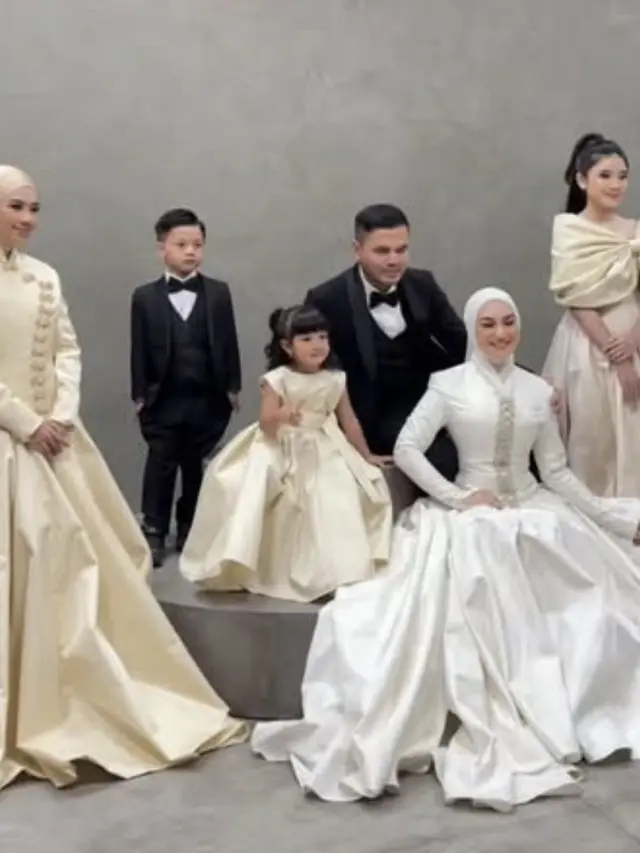 Irish Bella Melakukan foto keluarga dengan dua busana menarik. [ @_irishbella_]