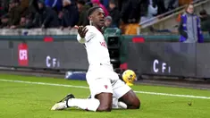 Pemain Manchester United, Kobbie Mainoo, melakukan selebrasi setelah mencetak gol ke gawang Wolverhampton Wanderers pada laga Liga Inggris pekan 22 di Stadion Molineux, Jumat (2/2/2024). MU menang dengan skor 4-3. (AP Photo/Rui Vieira)