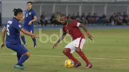 Boaz Solossa mencetak gol pertama Indonesia ke gawang Thailand di laga perdana Grup A Piala AFF 2016 di Phlippines Sport Stadium, Bocaue, Bucalan, Filipina, Sabtu (19/11/2016). (Bola.com/Nicklas Hanoatubun)