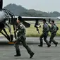 Pilot Angkatan Udara Taiwan berlari dekat jet tempur F-16V saat latihan di Chiayi, Taiwan, Rabu (5/1/2022). Pilot Angkatan Udara Taiwan melakukan latihan untuk mensimulasikan intersepsi pesawat China ke zona identifikasi pertahanan udara Taiwan. (Sam Yeh/AFP)