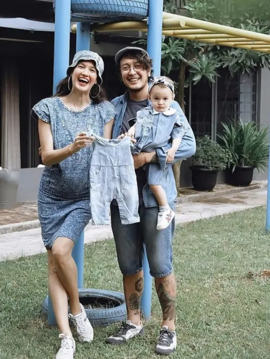 <p>Hamil anak kedua, Nadine Chandrawinata tampil kian menawan dengan gaya fashion-nya yang khas. [Foto: Nadine Chandrawinata/ Instagram]</p>