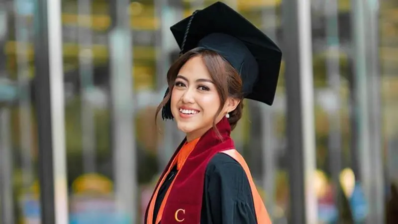 8 Momen Wisuda Sisca Saras Eks JKT48, Penuh Bahagia - Hot Liputan6.com