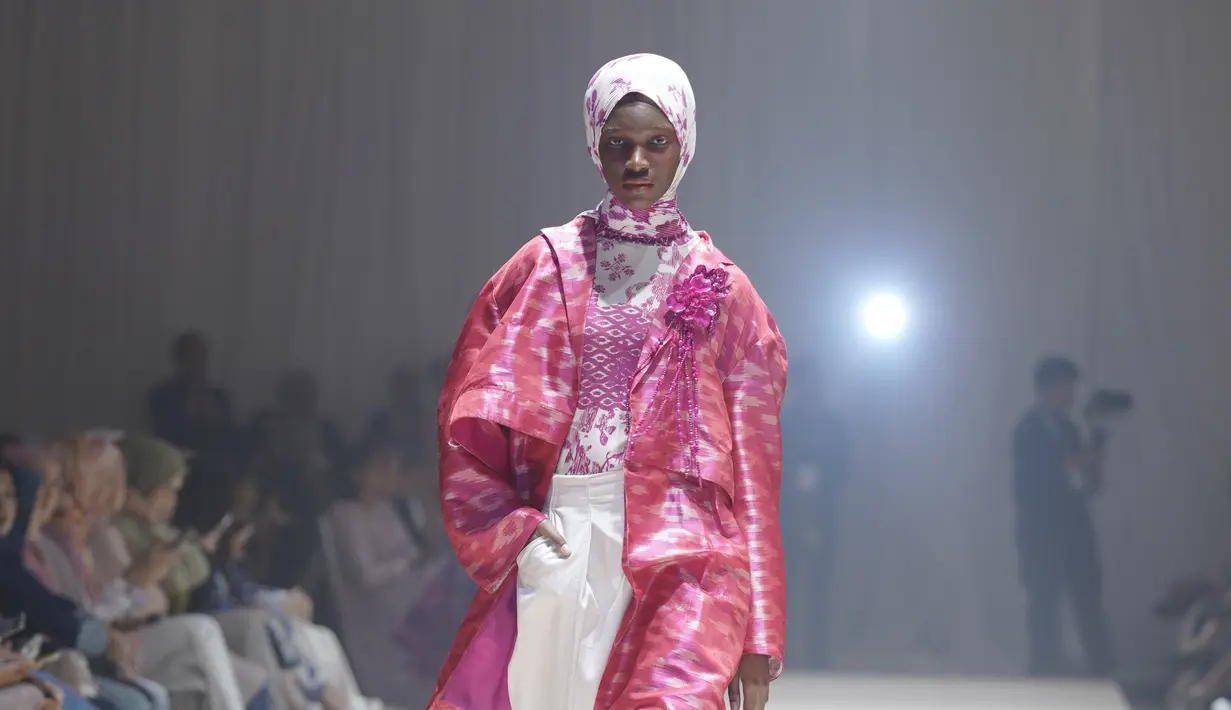 Bagi Ria Miranda sendiri, koleksi ini bicara tentang ketekunan, kesabaran, pertumbuhan diri, dan fungsi perempuan sebagai penyeimbang hidup dalam keluarga dan lingkungan sekitarnya. [Foto: Document/RiaMiranda]