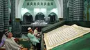 Al-Quran berukuran 142 x 210 centimeter yang ditulis tangan oleh Abdul Karim pada tahun 2010 tersebut dibaca setiap bulan Ramadan. (Noly Falah/AFP)