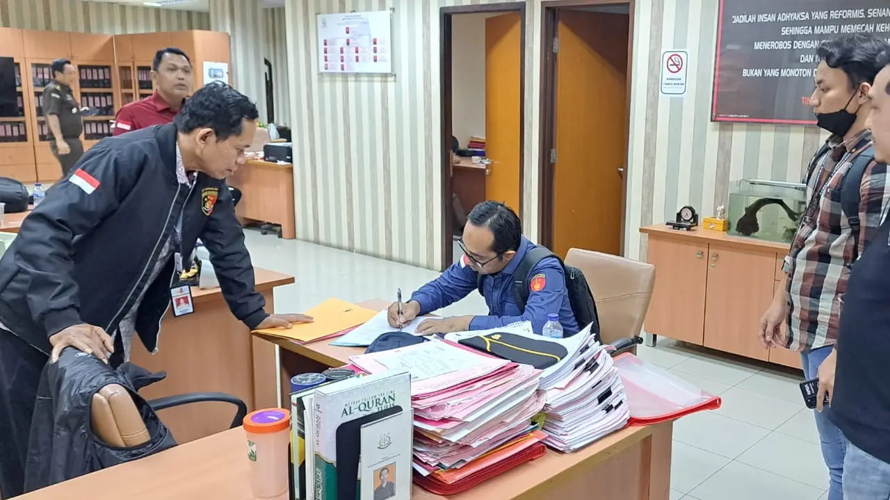 Dittipidkor Bareskrim Polri melimpahkan barang bukti dan tiga tersangka kasus korupsi pemberian kredit proyek pada BPD Jawa Tengah (Jateng) Cabang Jakarta tahun 2017-2019 ke Kejaksaan Agung, Kamis (1/12/2022).