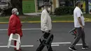 Pensiunan harus antre panjang menunggu disuntik vaksin Covid-19 di luar pusat vaksinasi Social Security Institute di Quito, Ekuador, Kamis (6/5/2021). Para lansia dan pendampingnya menunggu berjam-jam untuk divaksinasi. (AP Photo/Dolores Ochoa)