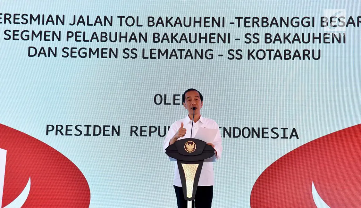 Presiden Jokowi berbicara dalam peresmian Tol Bakauheni di Lampung Selatan, Lampung, Minggu (21/1). (Liputan6.com/Pool/Biro Setpres)