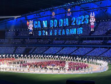 SEA Games 2023 yang menjadi edisi ke-32 resmi dibuka dalam sebuah rangkaian upacara pembukaan yang digelar di Morodok Techo Stadium, Phnom Penh, Kamboja, Jumat (5/5/2023). Pertama kali menjadi tuan rumah, Kamboja tercatat menjadi negara ke-10 dari 11 anggota ASEAN yang pernah menjadi tuan rumah ajang dua tahunan tersebut. Kamboja pun sukses menggelar upacara pembukaan SEA Games 2023 dengan menampilkan sejarah kemunculan Kamboja hingga menjadi seperti saat ini melalui visualisasi yang indah sebagai benang merah. Berikut rangkuman indah sejarah Kamboja yang tertangkap Bola.com dalam upacara pembukaan pesta olahraga negara-negara di kawasan Asia Tenggara tersebut. (Bola.com/Abdul Aziz)