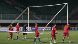Para pemain Puerto Rico mengangkat gawang saat akan latihan di Stadion Maguwoharjo, Sleman, Senin (12/6/2017). Latihan ini persiapan terakhir jelang menghadapi Timnas Indonesia. (Bola.com/Vitalis Yogi Trisna)