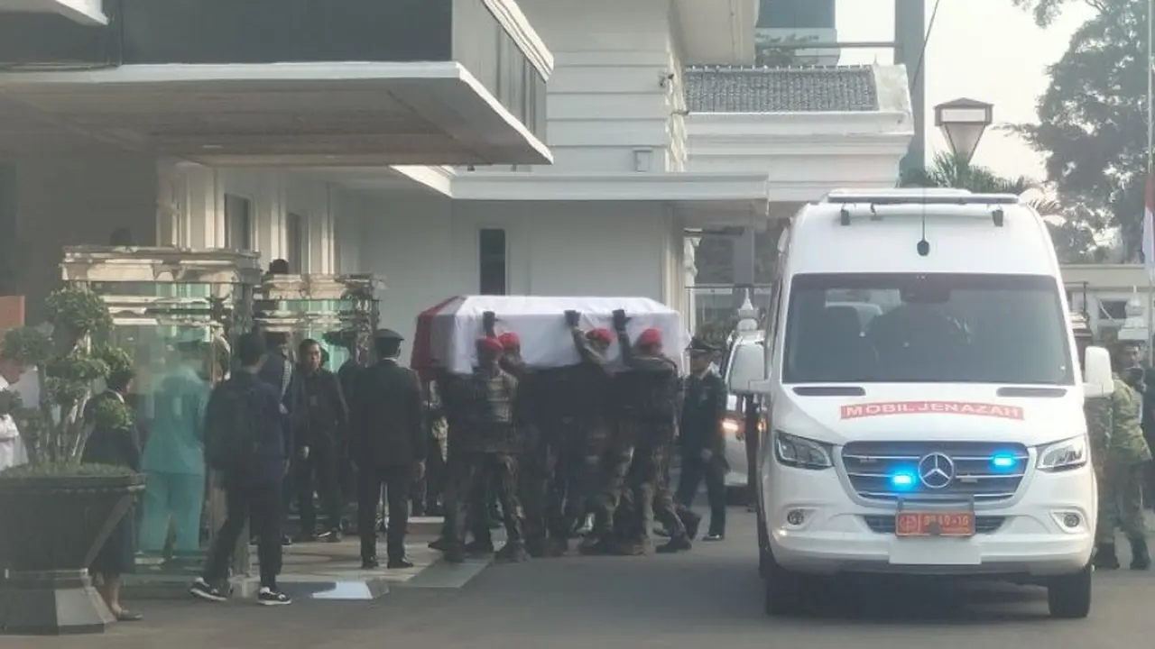 Prajurit TNI membawa jenazah Jenderal TNI (Purn) Ryamizard Ryacudu dari mobil jenazah ke dalam kantor Kementerian Pertahanan, Jakarta Pusat, Senin (1/6/2026).
