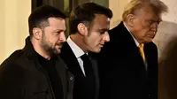 Presiden Ukraina Volodymyr Zelenskyy, Presiden Prancis Emmanuel Macron, dan presiden terpilih Amerika Serikat Donald Trump usai pertemuan mereka di Istana Presiden Elysee di Paris pada Sabtu (7/12/2024). (Dok.&nbsp;Julien de Rosa/AFP)