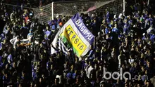 Aksi Bobotoh mengibarkan bendera dengan logo klub Persib Bandung pada Launching Jersey dan tim  di Stadion Siliwangi, Bandung, Minggu (2/4/2017). Jersey baru akan digunakan untuk mengarungi Liga 1 Indonesia. (Bola.com/Nicklas Hanoatubun)