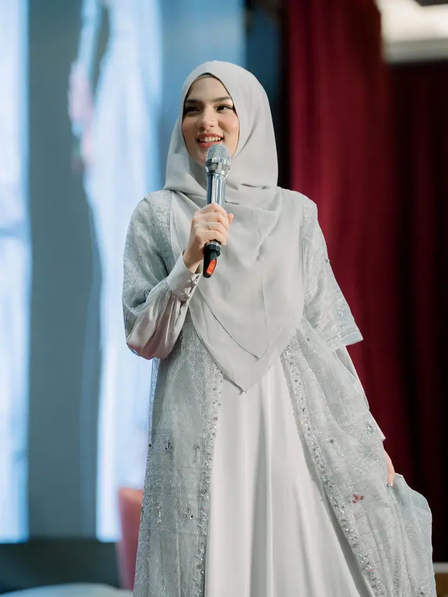 7 Potret Menawan Davina Karamoy jadi Host Kajian Ini Jadi Pusat Perhatian