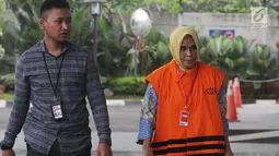 Anggota DPRD Kota Malang Wiwik Hendri Astuti dikawal petugas berjalan menuju gedung KPK, Jakarta, Selasa (17/4). Wiwik diperiksa terkait dugaan suap pembahasan APBD-P Pemerintah Kota Malang Tahun 2015. (Merdeka.com/Dwi Narwoko)