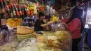 Perlambatan inflasi menandakan tekanan harga mulai mereda setelah sempat meningkat di awal tahun. Tampak dalam foto, aktivitas pedagang dan pembeli di pasar tradisional di Palmerah Jakarta, Jumat (3/4/2026). (merdeka.com/Arie Basuki)