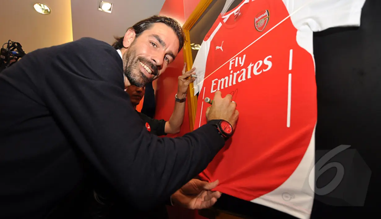  Pires menandatangani jersey Arsenal saat konfrensi pers terkait promosi tur pramusim Arsenal di Kota Kasablangka, Jakarta, Jumat (23/1/2015). (Liputan6.com/Miftahul Hayat)