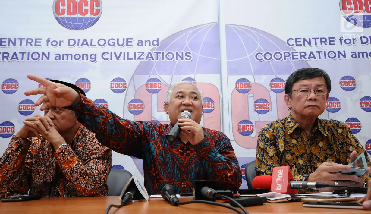 Presidium Inter Rekligious Council, Din Syamsuddin memberikan keterangan terkait krisis Rohingya di Jakarta, Kamis (7/9). Para tokoh lintas agama ini menilai kekerasan atas etnis Rohingya sebagai pelanggaran HAM berat. (Liputan6.com/Helmi Fithriansyah)