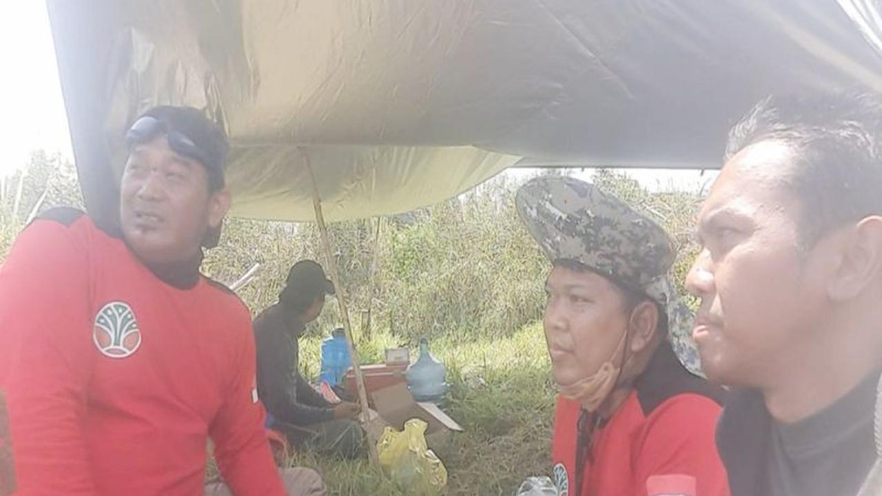 Petugas gabungan padamkan api di kawasan ring 1 Bandara Internasional Syamsudin Noor. (Antara).