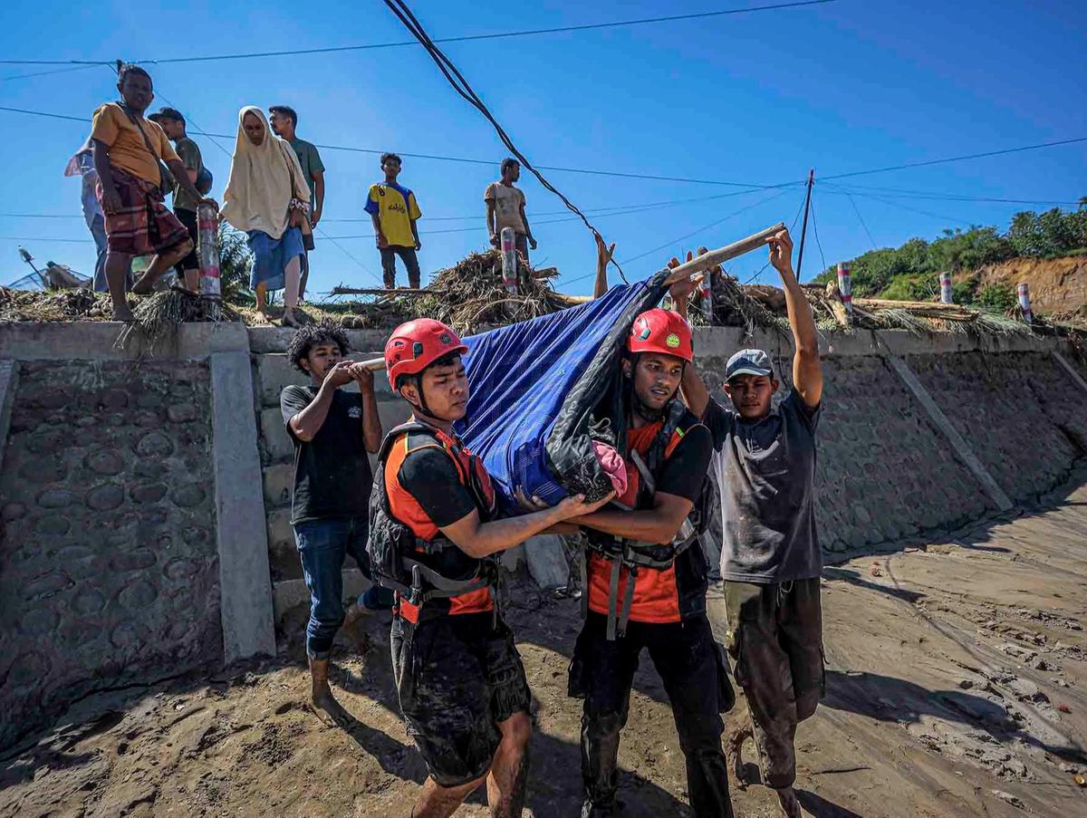 FOTO: Beratnya Evakuasi Korban Banjir Bandang di Bireuen, Aceh