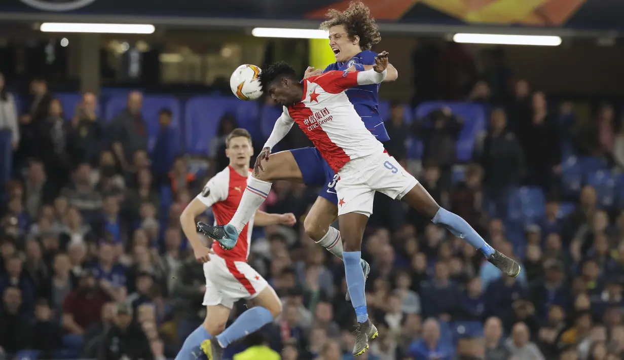 Bek Chelsea, David Luiz, duel udara dengan pemain Slavia Praha, Peter Olayinka, pada laga leg kedua perempat final Liga Europa di Stadion Stamford Bridge, Kamis (18/4/2019). Chelsea menang 4-3 atas Slavia Praha. (AP/Matt Dunham)