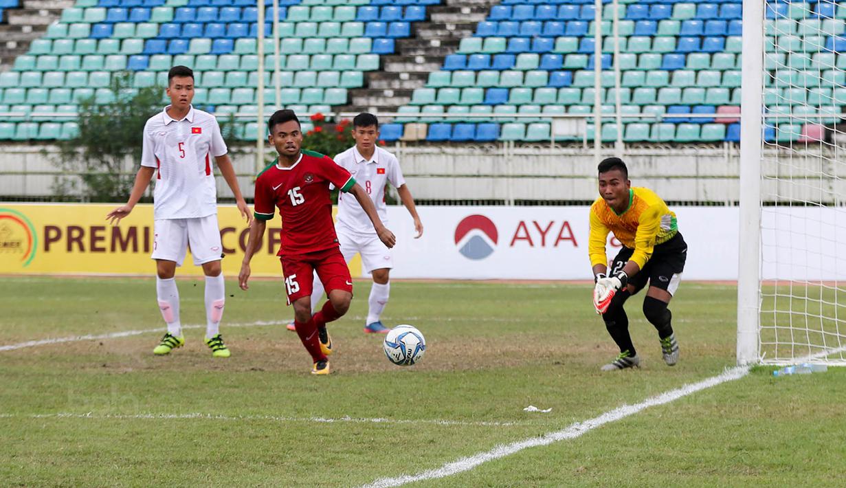 Pemain Timnas Indonesia U-19, Saddil Ramdani, saat pertandingan melawan Vietnam pada laga AFF U-18 di Stadion Thuwunna, Yangon, Senin (11/9/2017). Indonesia tertinggal 2-0 di babak pertama dari Vietnam. (Liputan6.com/Yoppy Renato)