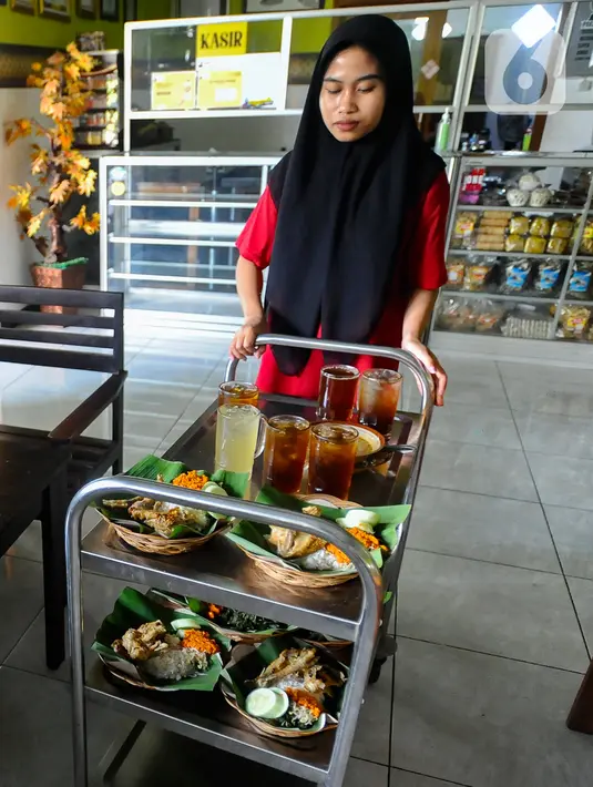 Proses memasak ayam lodho dimulai dengan memanggang ayam hingga cukup kering. Kemudian, haluskan aneka rempah jintan, jahe, kencur, merica, ketumbar, kunyit, dan cabai. (merdeka.com/Arie Basuki)