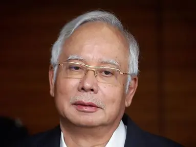 Ekspresi eks PM Malaysia Najib Razak saat tiba di Kantor Komisi Anti-Korupsi Malaysia (MACC) di Putrajaya, Kamis (24/5). Najib diperiksa terkait penyelidikan korupsi miliaran dolar atas dana 1Malaysia Development Berhad (1MDB). (AP Photo/Vincent Thian)