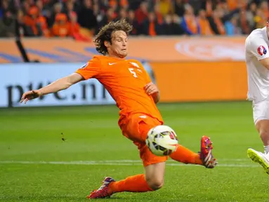 Duel panas terjadi di laga kualifikasi Piala Eropa 2016 antara Belanda dengan Turki di Amsterdam Arena, Minggu (29/3/2015). Belanda bermain imbang 1-1 melawan turki. (AFP PHOTO/John Thys)