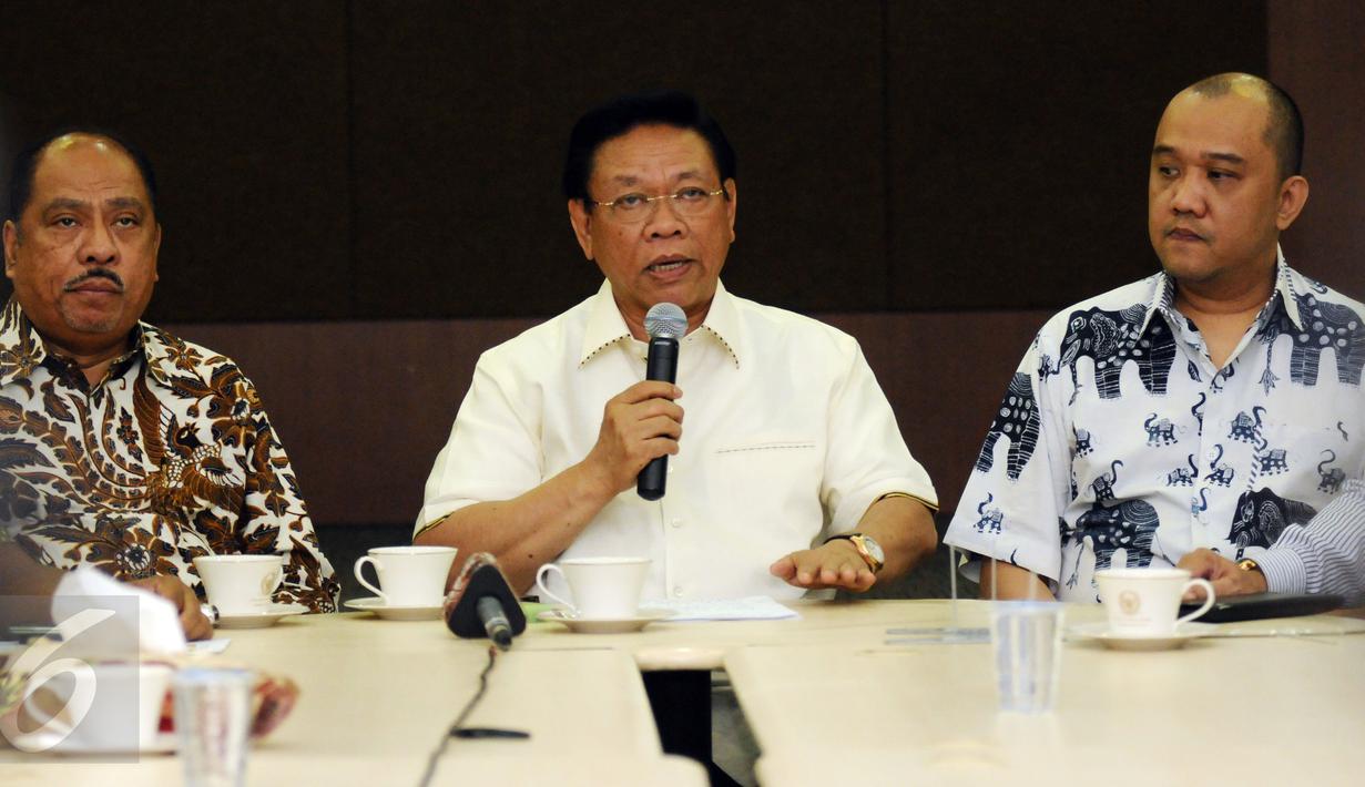 Fungsionaris Partai Golkar, Agung Laksono (tengah) memberikan keterangan terkait pengunduran diri Setya Novanto dari jabatan Ketua DPR RI di Jakarta, Kamis (17/12/2015). Agung berharap peristiwa ini tidak terulang lagi. (Liputan6com/Helmi Fithriansyah)