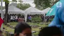 Puluhan pelayat yang berasal dari berbagai kelompok masyarakat dalam pemakaman Ketua DPW PPP Abraham Lunggana atau Haji Lulung di TPU Karet Bivak, Jakarta, Selasa (14/12/2021). Lulung dikabarkan menghembuskan nafas terakhir pukul 10.51 WIB di RS Harapan Kita, Jakarta. (Liputan6.com/Faizal Fanani)
