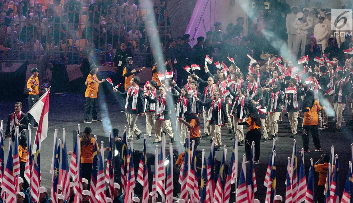 Kontingen Indonesia tampil berbusana jas pada parade atlet pembukaan SEA Games 2017 di Stadion Bukit Jalil, Kuala Lumpur, Malaysia, Sabtu (19/8). (Liputan6.com/Faizal Fanani)