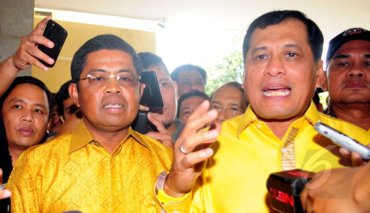 Nurdin Halid (kanan) bersama Idrus Marham saat memberikan keterangan kepada wartawan di kantor Bareskrim Mabes Polri, Rabu (11/3/2015). Mereka melaporkan dugaan pemalsuan dokumen oleh kubu Agung Laksono. (Liputan6.com/Yoppy Renato)