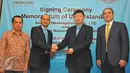 Presdir PT Energi Nusantara Merah Putih, Westana H Wiraatmadja (kedua kiri) dan GM China Machinery Engineering Corporation, Shu Jiantao (kedua kanan) bersalaman usai melakukan menandatangani perjanjian, Jakarta, Jumat (24/2). (Liputan6.com/Angga Yuniar)