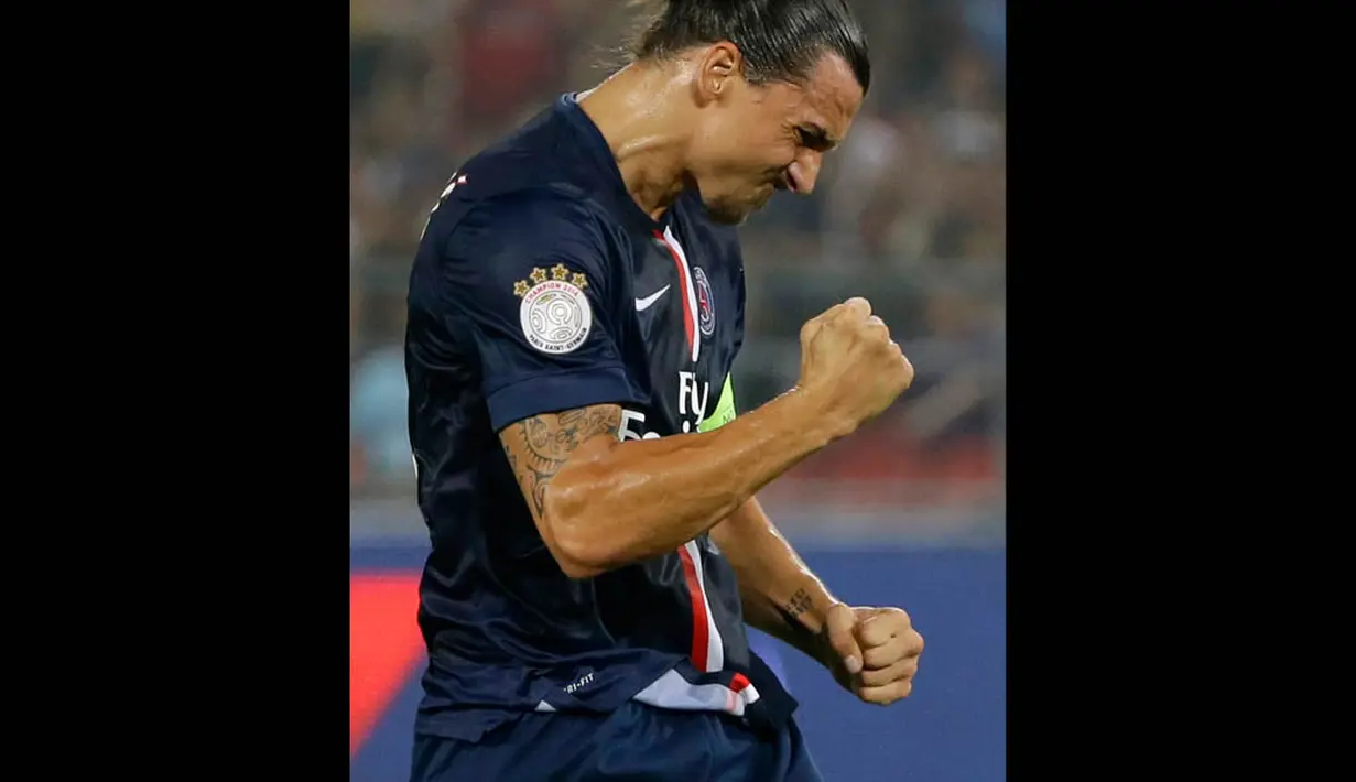 Striker Swedia itu mencetak dua gol yang mengantarkan PSG meraih trofi perdana di musim ini, Sabtu (2/8/14). (REUTERS/Jason Lee)