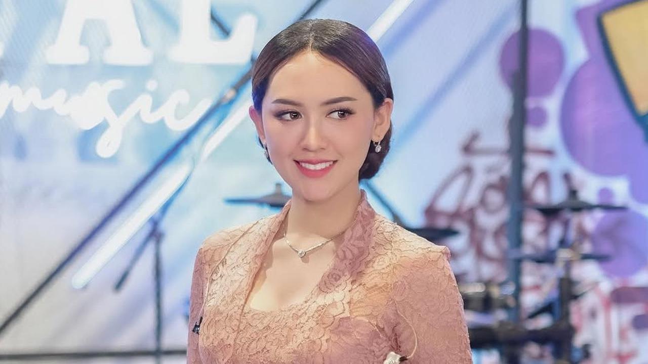 Inspirasi Tampil Elegan Memesona, Intip 5 Model Baju Batik dan Kebaya ala Happy Asmara