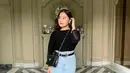 Meski simple, padu padan top warna hitam dan celana pendek jeans dengan aksesori ikat pinggang membuat lookmu makin stylish. (Instagram/prillylatuconsina96).