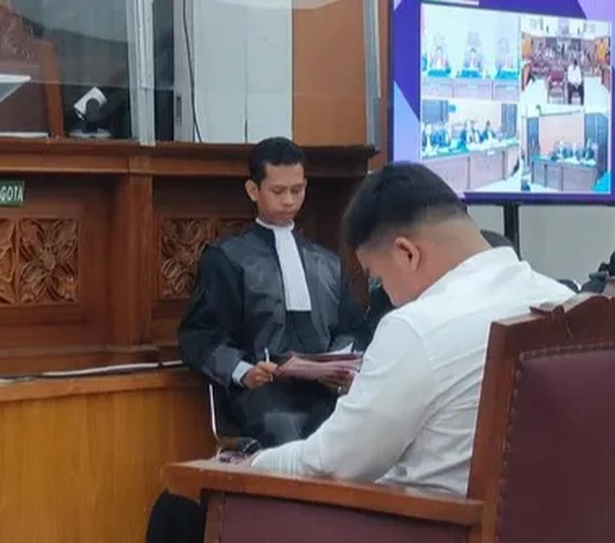 "Menurut hemat majelis oleh karena peran serta terdakwa bukanlah sebagai pelaku utama, maka adalah adil terdakwa tidak dibebankan restitusi," jelas dia.<br>