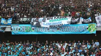 Bonek (suporter Persebaya) dan LA Mania (suporter Persela) akur di Stadion Gelora Bung Tomo, Surabaya, Minggu (5/8/2018). (Bola.com/Aditya Wany)