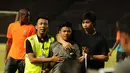 Salah satu suporter Juventus terpaksa diamankan pihak keamanan akibat berulah masuk lapangan di Stadion GBK, Jakarta, (5/8/2014). (Liputan6.com/Helmi Fithriansyah) 