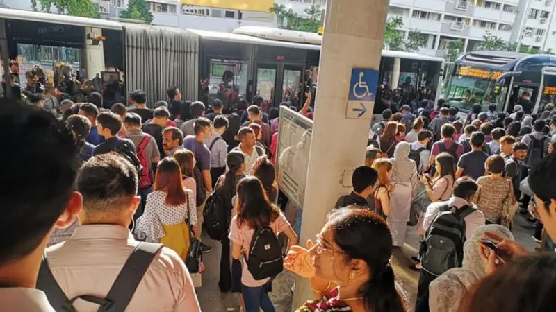 Para komuter menunggu di Stasiun MRT Kranji saat mengalami gangguan sinyal.