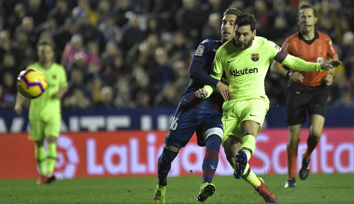 Gelandang Barcelona, Lionel Messi, berebut bola dengan gelandang Levante, Ruben Rochina, pada laga La Liga di Stadion Ciutat de Valencia, Valencia, Minggu (16/12). Levante kalah 0-5 dari Barcelona. (AFP/Jose Jordan)