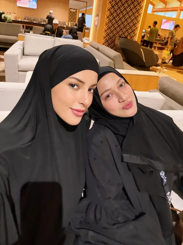 Potret Tasya Farasya Berangkat Umrah di Penghujung 2025, Tampil Anggun dengan Hijab dan Busana Serba Hitam