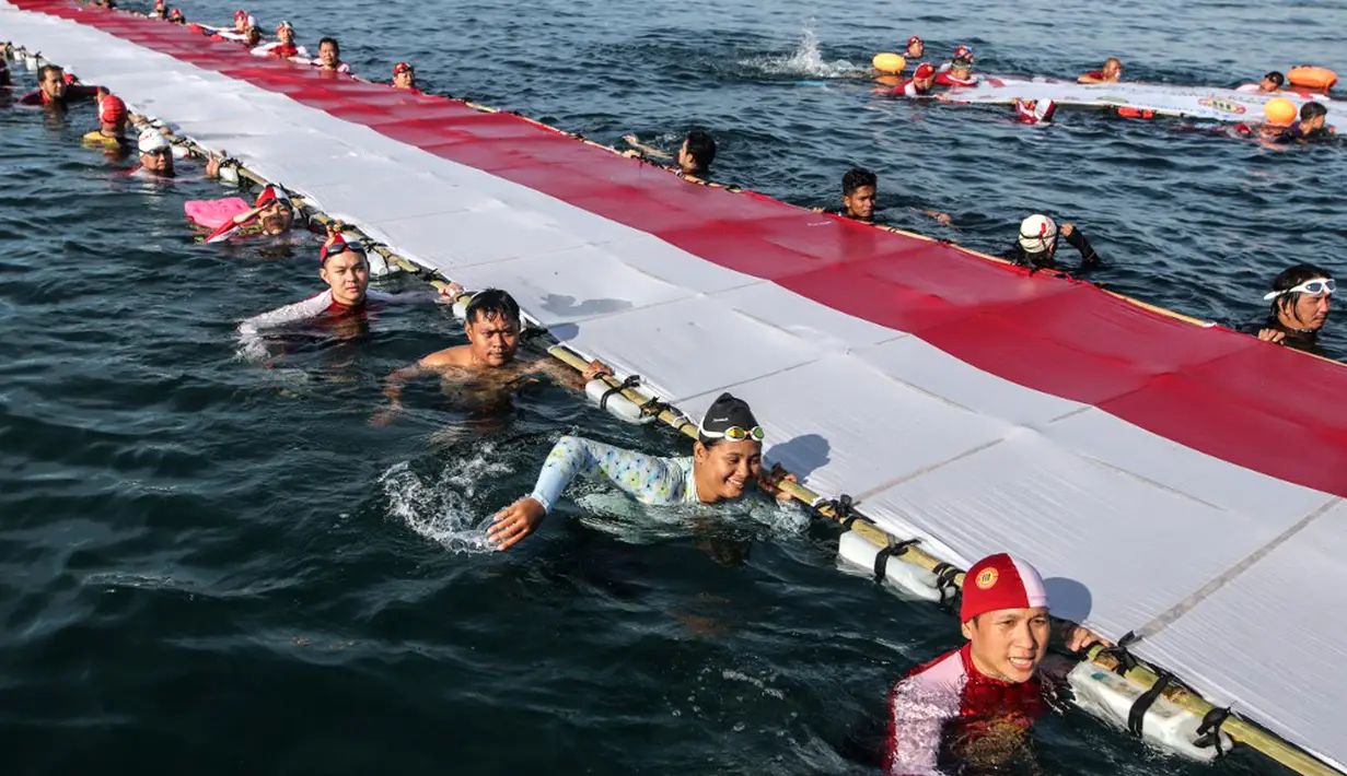 Sementara itu, Kepala Kantor Pencarian dan Pertolongan (Basarnas) Makassar Mexianus Bekabel mengatakan bangga anggotanya terlibat dalam kegiatan tersebut. (Muchtamir ZAIDE/AFP)