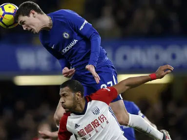 Pemain Chelsea, Andreas Christensen (atas) menyundul bola dari incaran pemain West Bromwich Albion, Salomon Rondon pada lanjutan Premier League di Stamford Bridge stadium, London, (12/2/2018). Chelsea menang 3-0.  (AP/Alastair Grant)