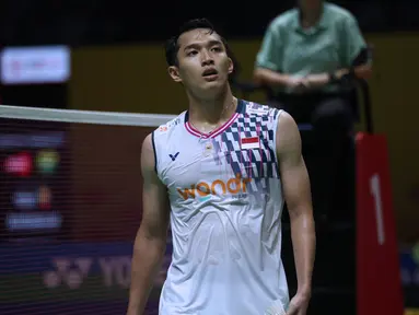 Tunggal putra, Jonatan Christie usai berlaga melawan Kenta Nishimoto (Jepang) pada babak perempat final Daihatsu Indonesia Masters 2025 di Istora Gelora Bung Karno, Senayan, Jakarta, Jumat (24/1/2025). (Liputan6.com/Helmi Fithriansyah)