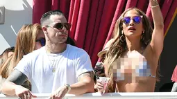 Penyanyi Jennifer Lopez menghibur para tamu saat menjadi host di acara "Karnaval Del Sol" pesta kolam renang di Drai Beach Club - Nightclub di The Cromwell Las Vegas pada 29 Mei 2016. (Ethan Miller/Getty Images/AFP)