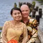 Potret sepasang suami-isteri yang menikah di luar negeri. (dok. @lilikhayes/Instagram/https://www.instagram.com/reel/Cv6JcQcOzW9/?igsh=ODZ0eWoyemZiaGds/Putri Astrian Surahman)